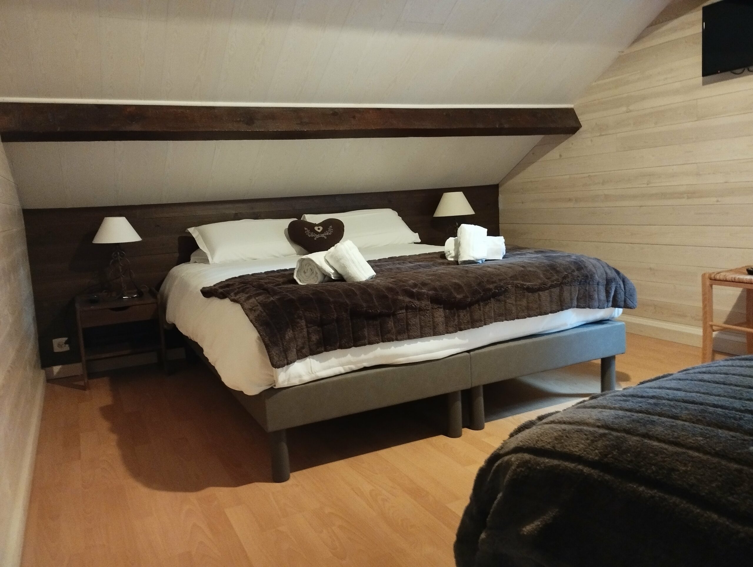 Chambre flexible : Avec écran plat, vestiaire et rangements 1 lit 160/200 ou 2 lits de 80/200 1 lit de 90/200 1 lit bébé