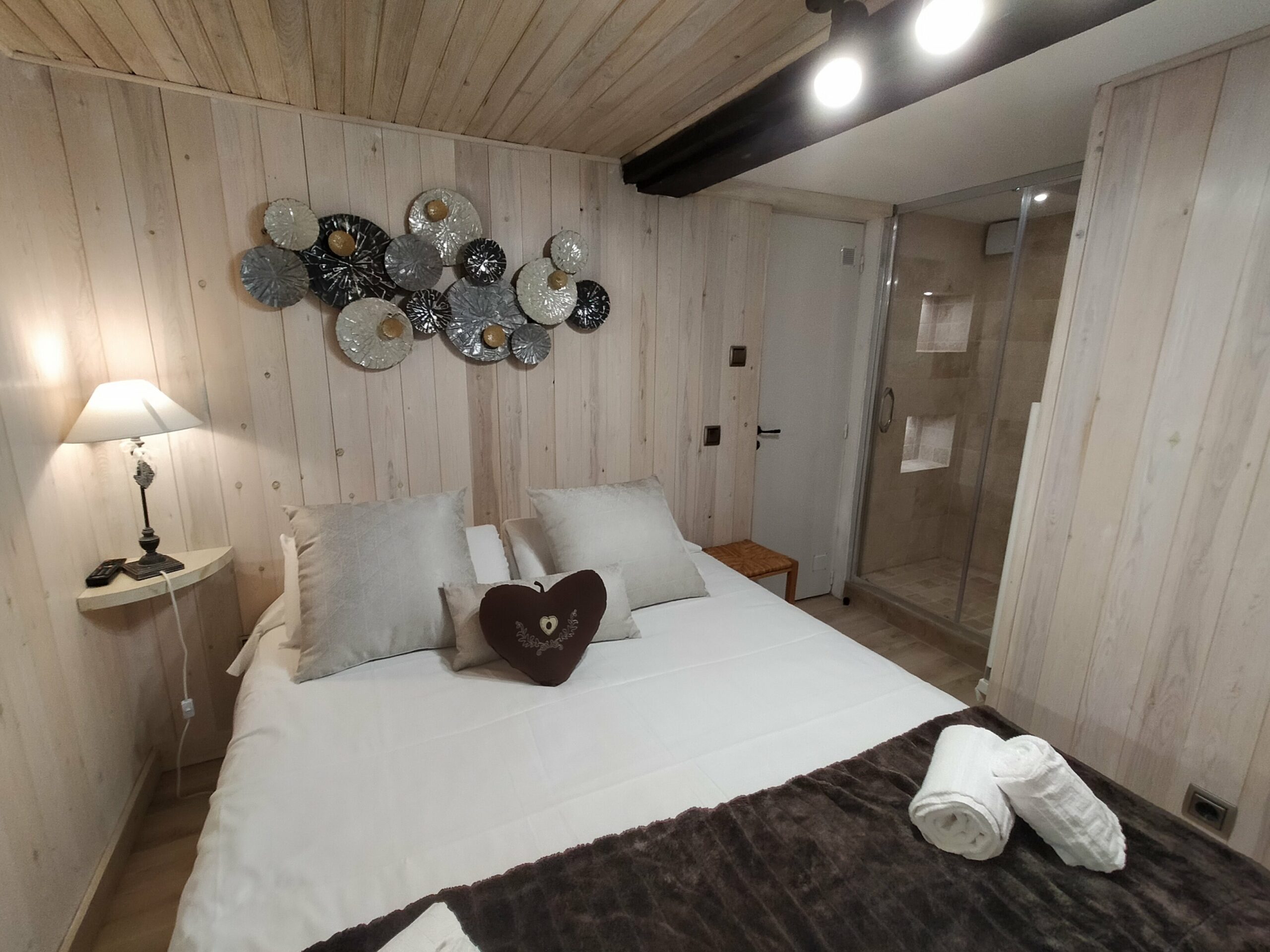 Chambre parentale 1 lit 160/200 avec suite ( douche italienne, vasque et wc suspendu) Ecran plat, vestiaire et rangements