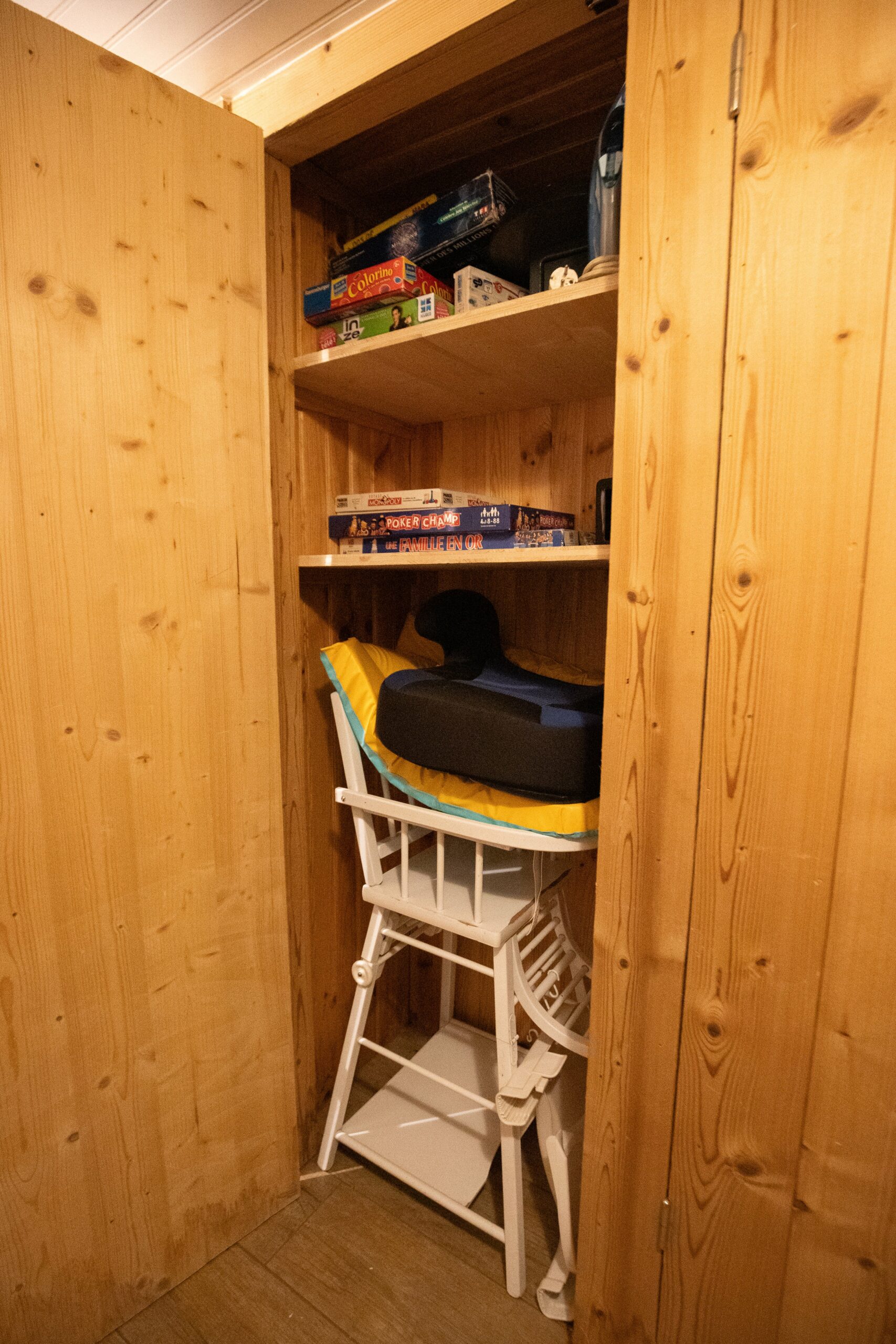 Placard rangement ou vous trouverez tout pour les bébés, jeux de société et coffre fort