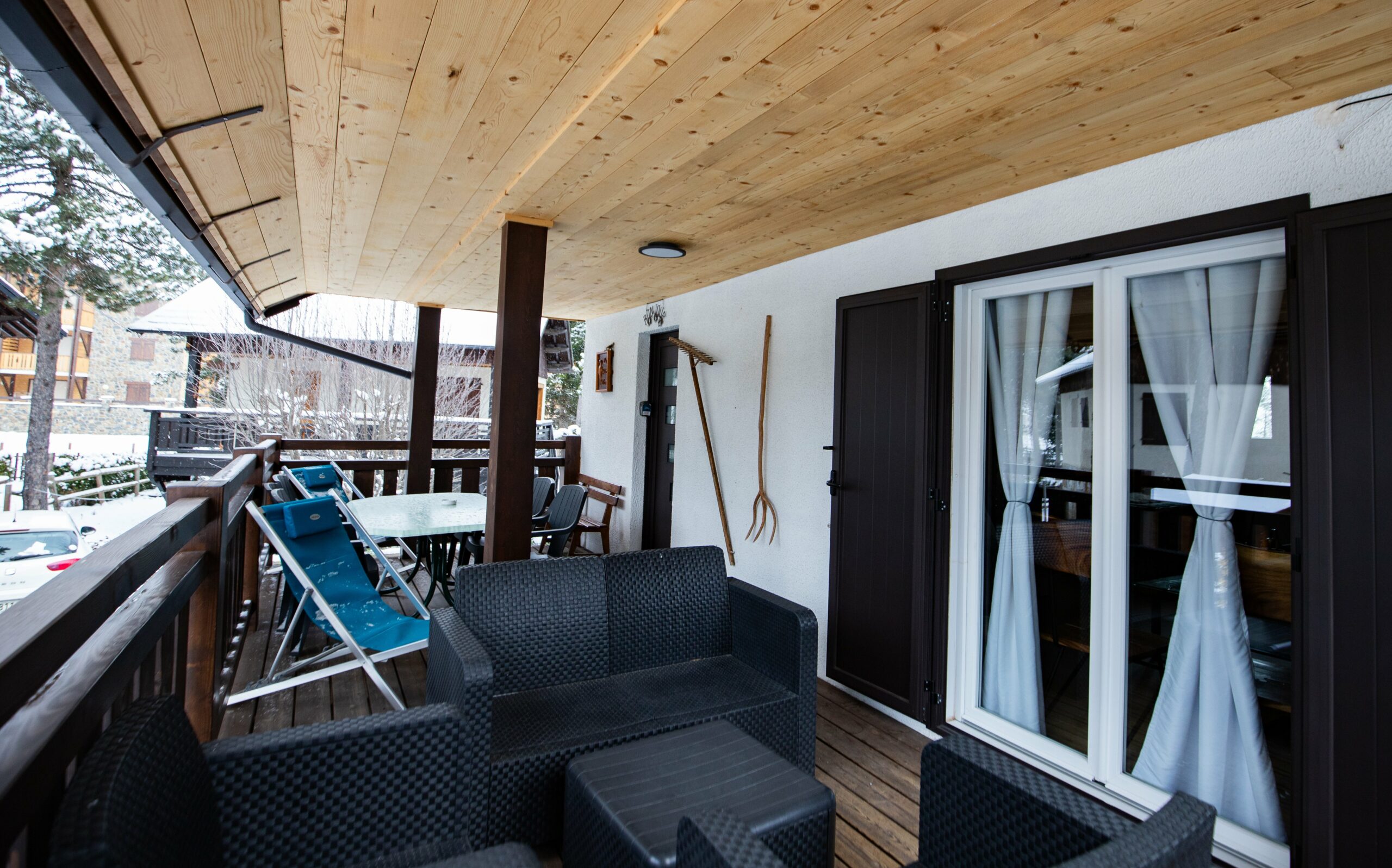 Terrasse de 30m2 avec salon de jardin, bains de soleil, table et chaises d'été