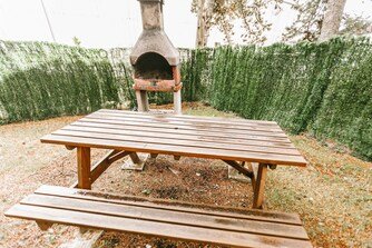 jardin d'été clôturé avec barbecue, une table de piquenique