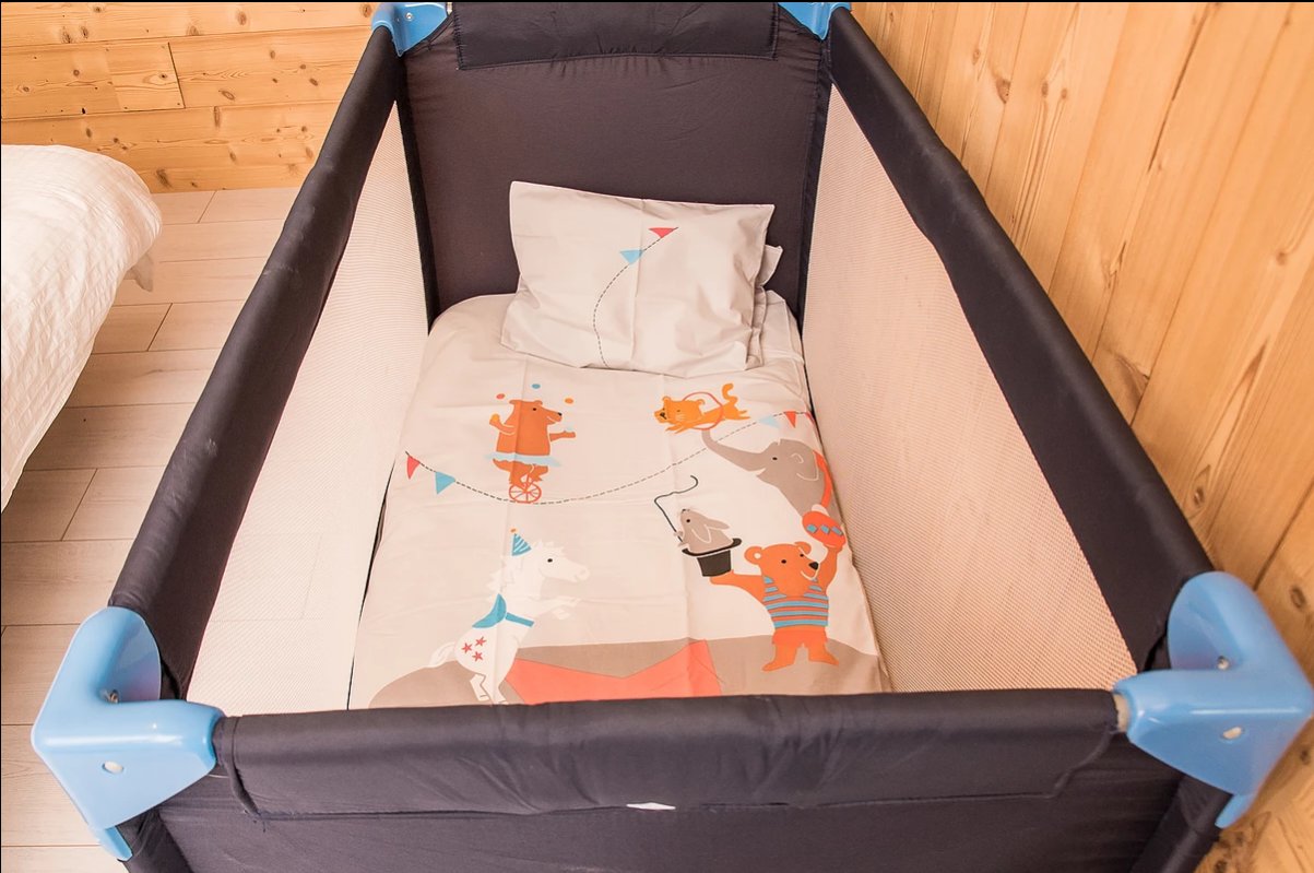 Lit pour bébé. Tous nos chalets sont équipés entièrement pour les bébés gratuitement
