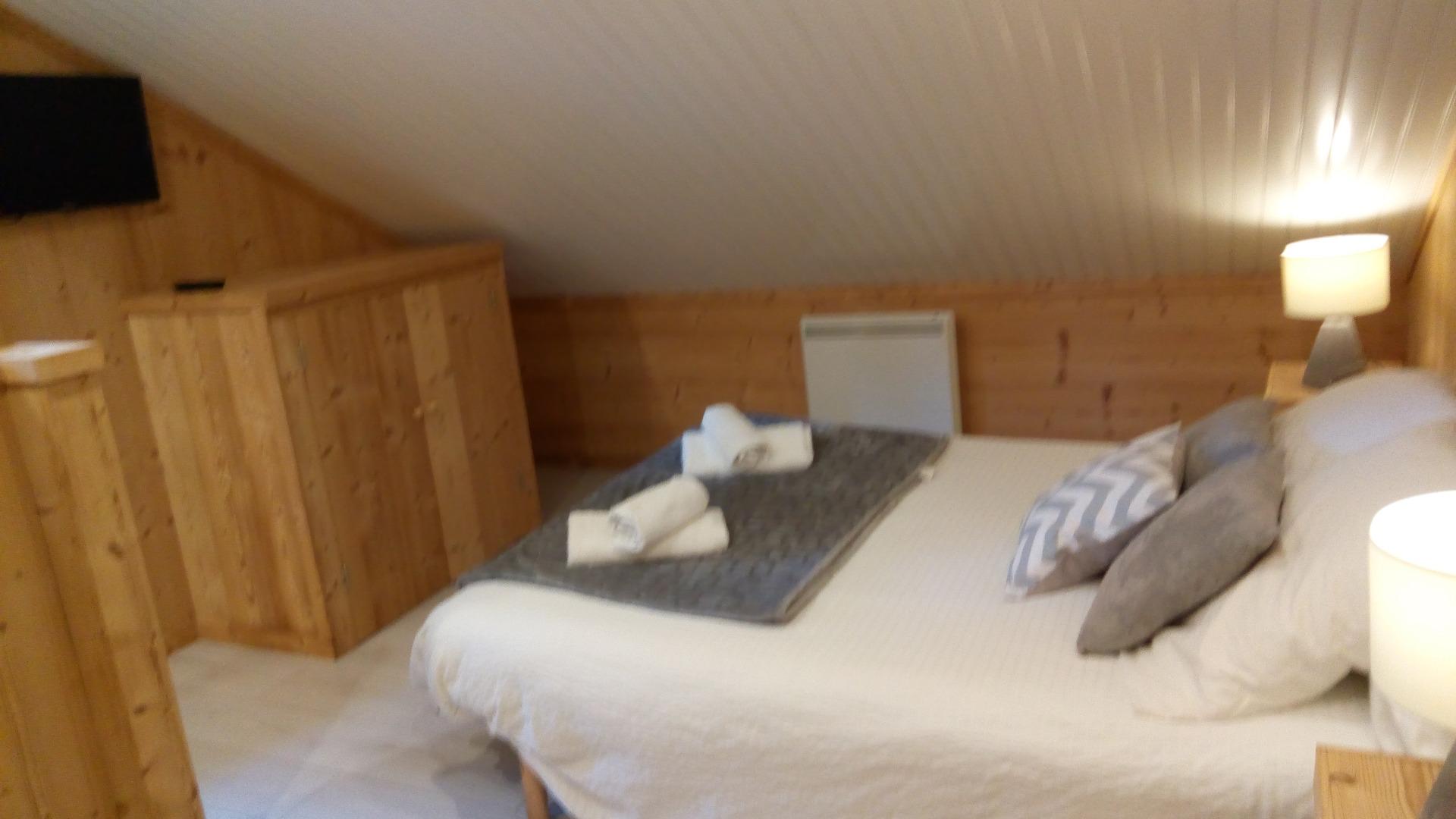 Chambre avec sa télévision (écran plat) : 1lit en 140 et 1 lit en 90