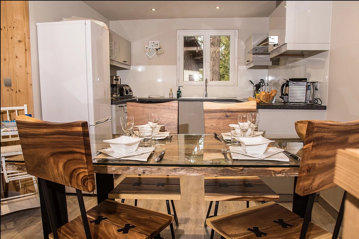 Vue sur la cuisine table à manger pour 8 personnes