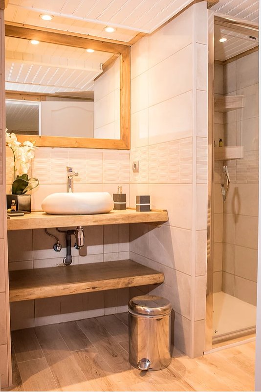 Salle de bain avec douche et vasque