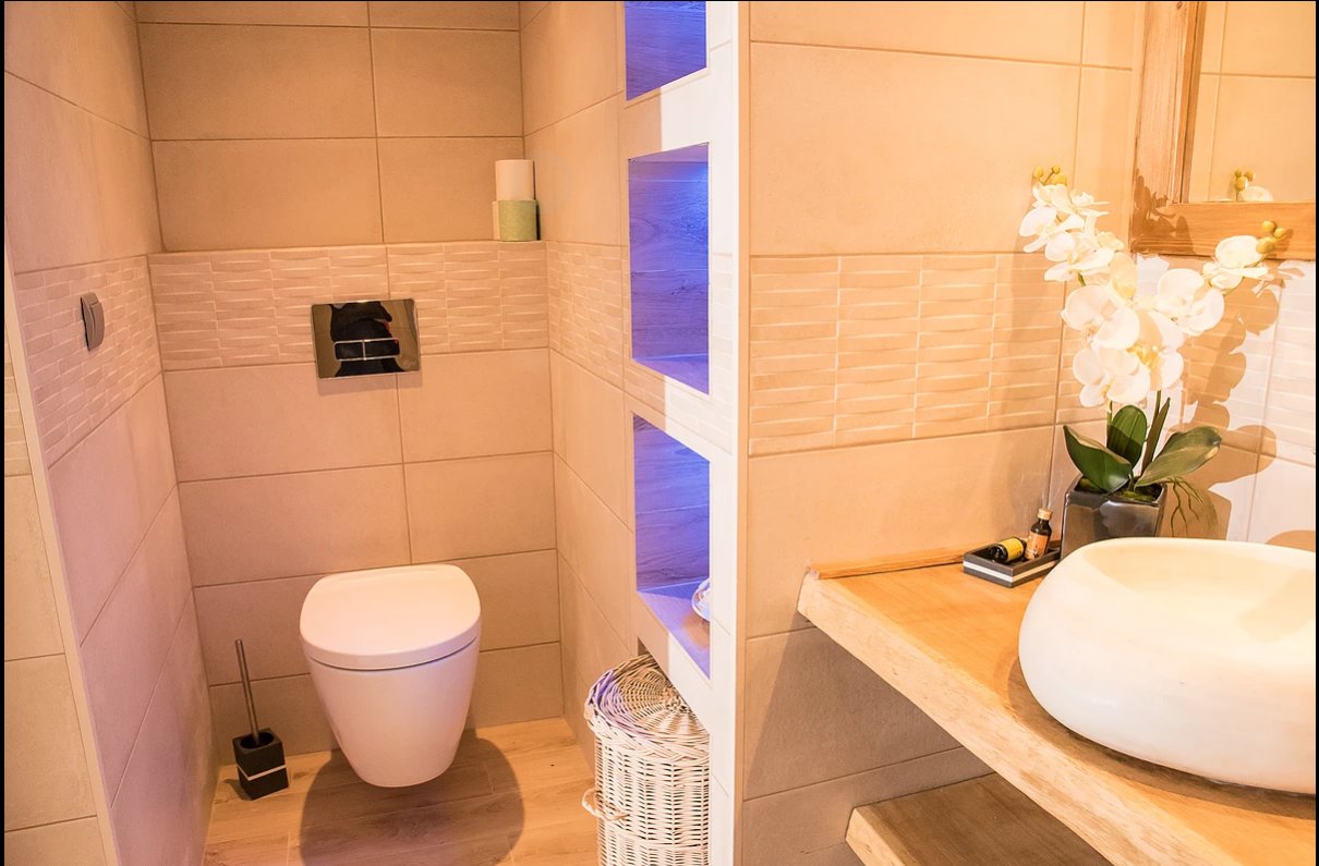 Salle de bain privative de la chambre en 160 et ses niches éclairées