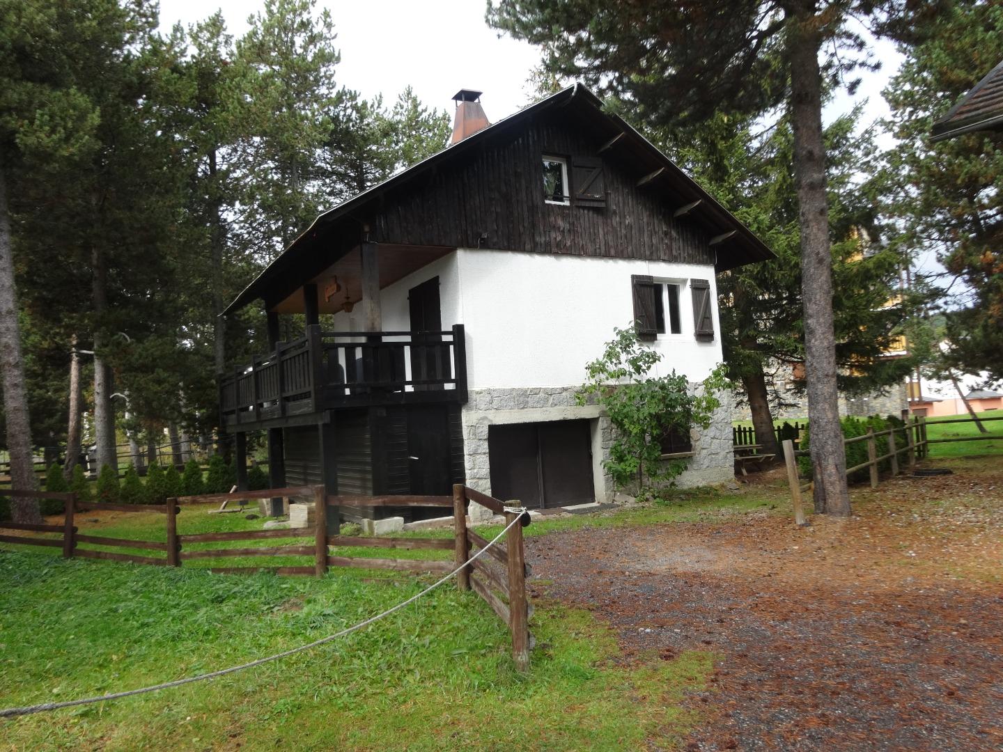 chalet entier avec grande terrasse couvertede 30 m2, jardin privatif et parking gratuit pour 3 véhicules