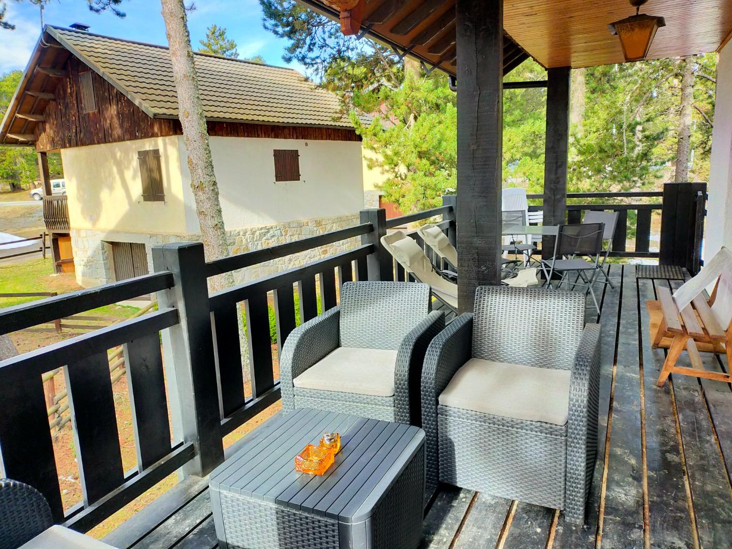 Terrasse de 30 M2 avec bains de soleil, table , chaises et banc extérieur